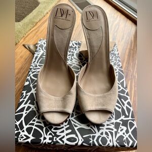 Diane Von Furstenberg Beige Peep Toe Heels